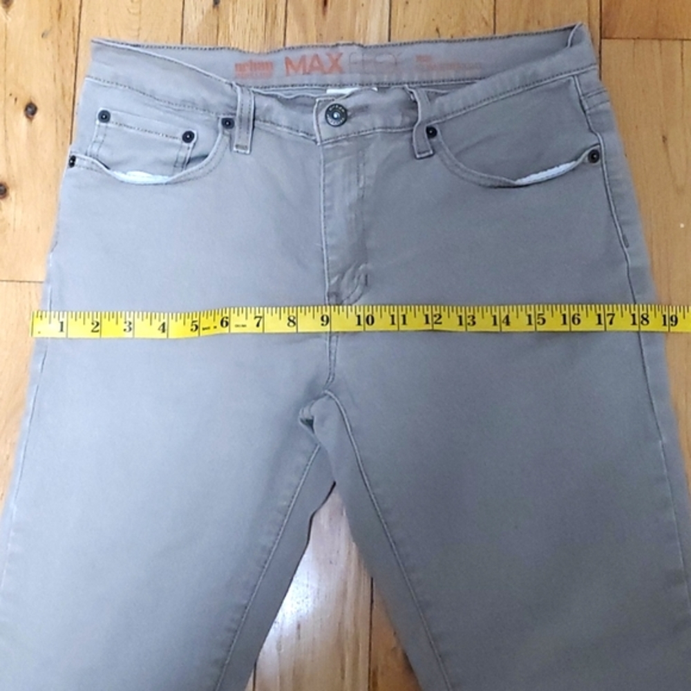 Urban Pipeline size 32 X 30 SLIM STRAIGHT Very good conditions khaki color